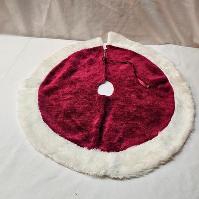 Large Collection of Christmas Pillows, Rugs, Mats, Quilts & More  (S1-JS)