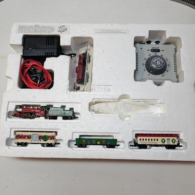 Bachmann N-Scale Christmas Train & Layout Board  (S1-JS)