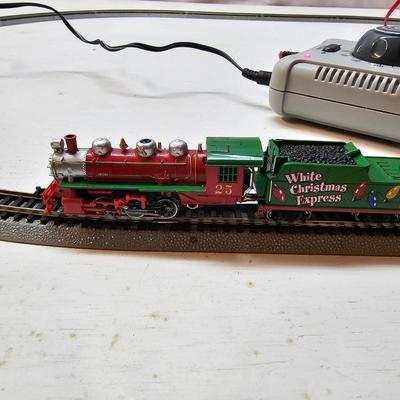 Bachmann N-Scale Christmas Train & Layout Board  (S1-JS)
