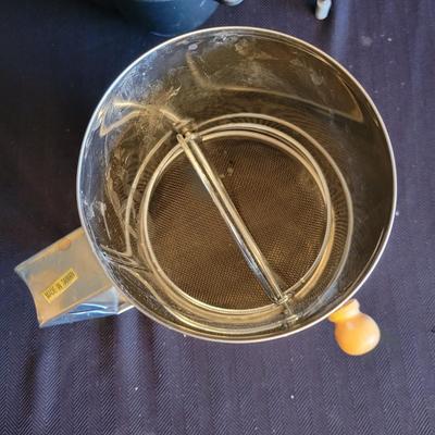 Baking Pans, Mixing Bowls and More (K-DW)