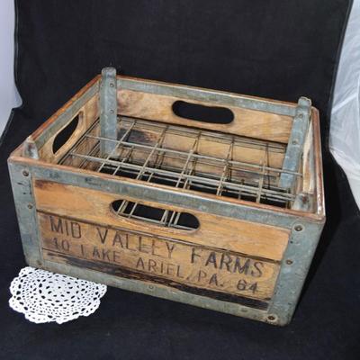 Antique/Vintage Mid Valley Farms, Lake Ariel PA Milk Crate 15X12X8