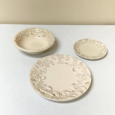 GG COLLECTIONS ~ 3 Piece Service for 8 ~ Includes Plate Holder