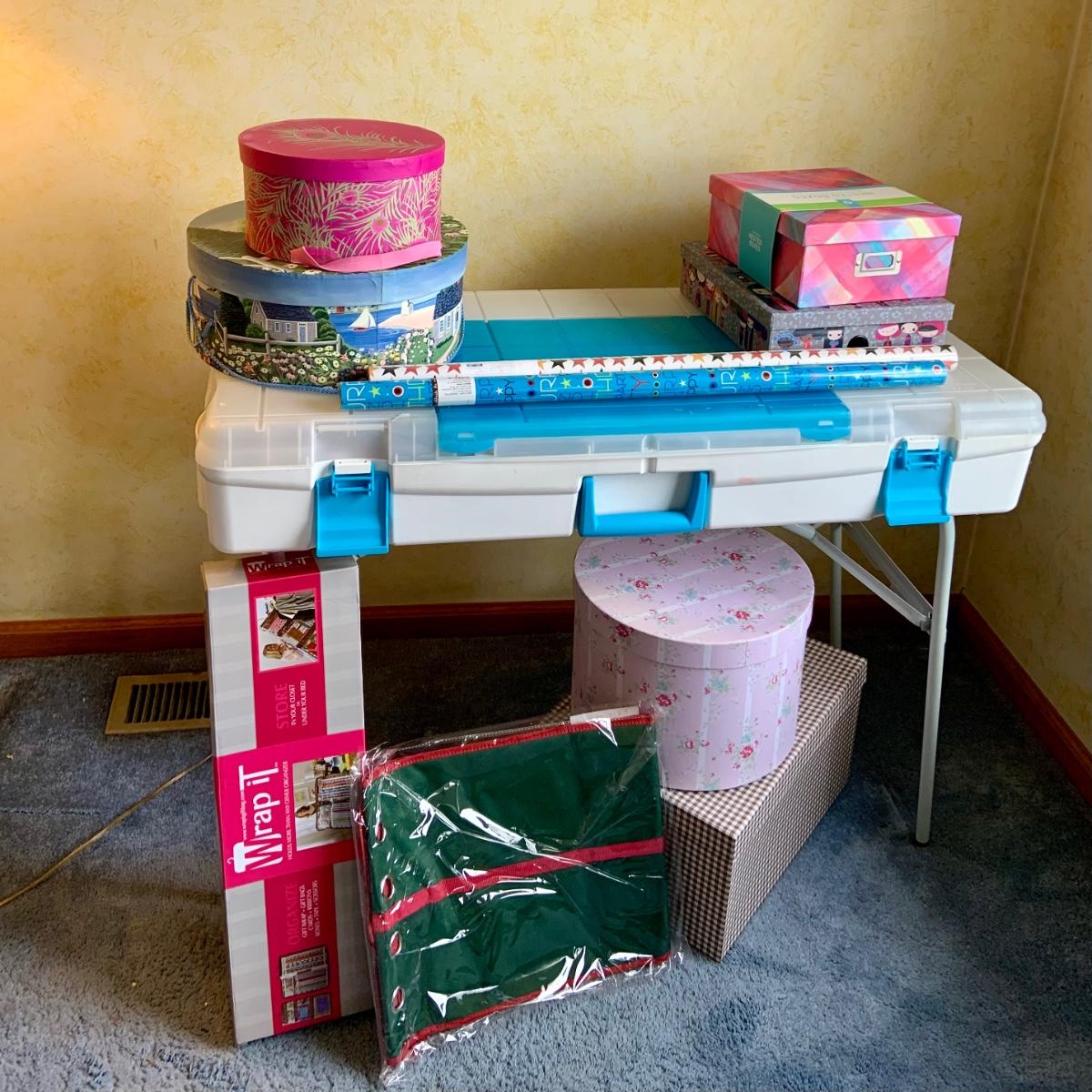 LOT58G Snapware Portable Gift Wrap and Crafting Table with Storage