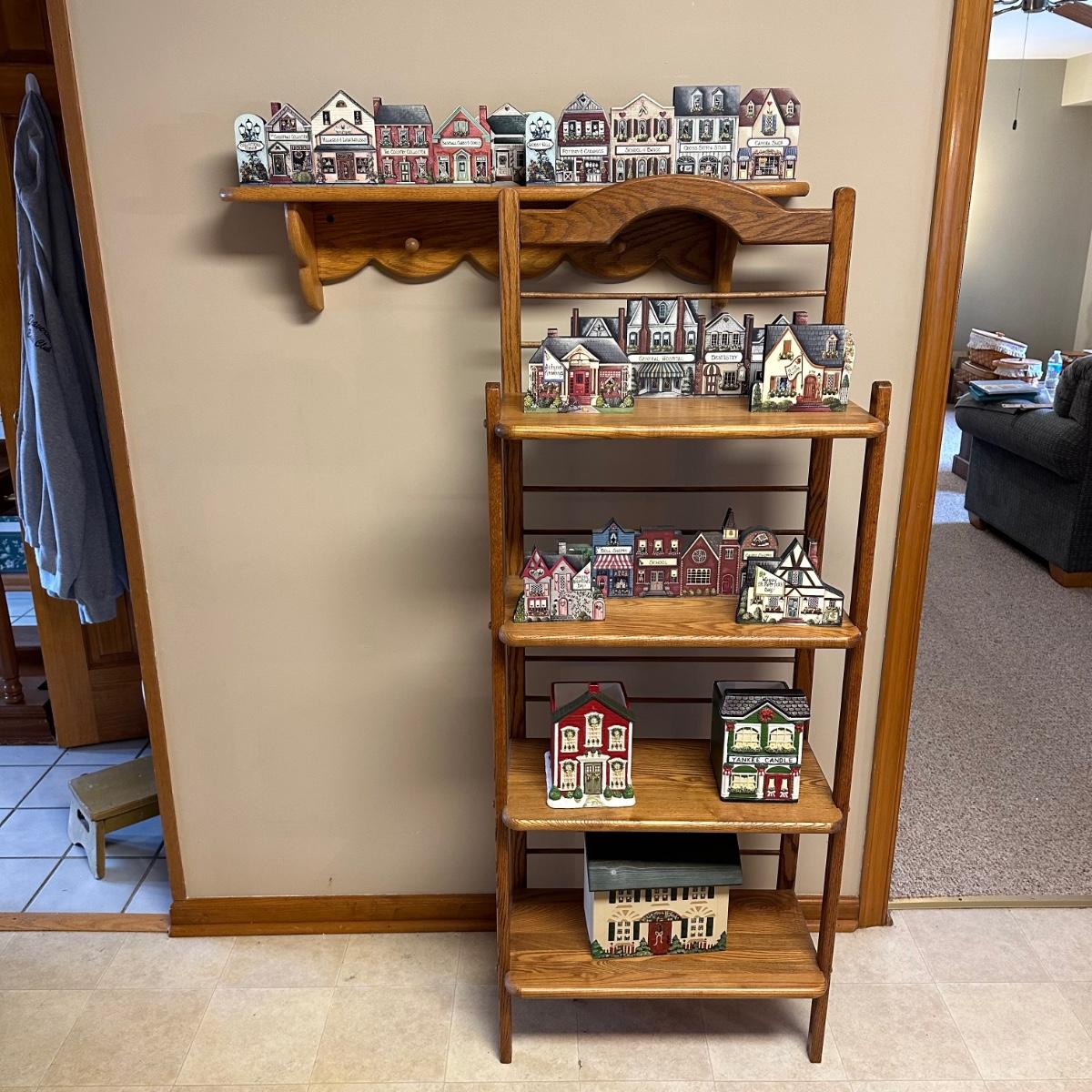 LOT 76N Brandywine Woodcrafts And Yankee Candle Houses With Shelves