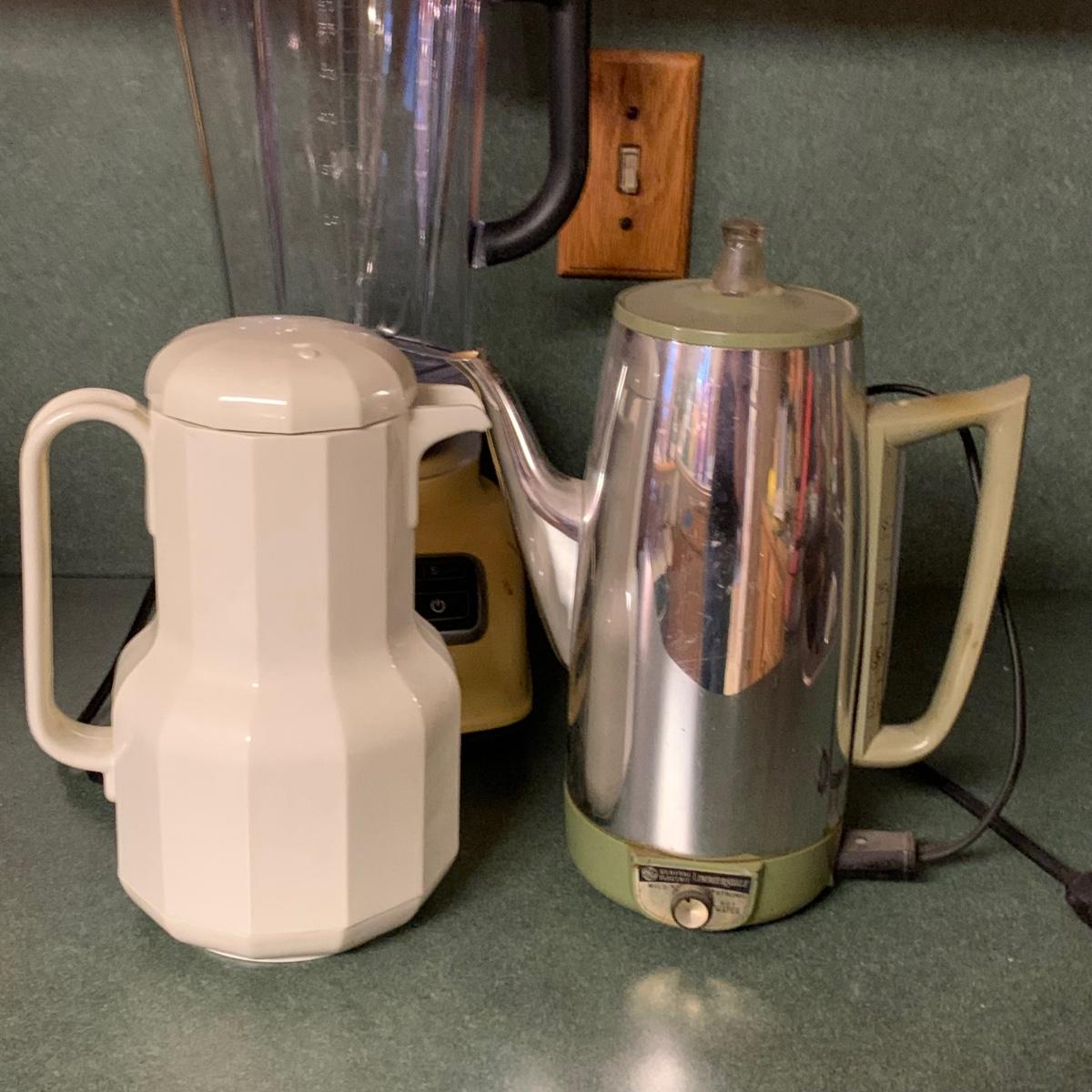 LOT 215R: Kitchen Collection: KitchenAid Blender, Corning Thermique Carafe,  GE Coffee Electric Coffee Pot, Vintage Tulip Glasses & More |  EstateSales.org
