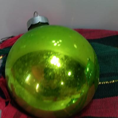 Vintage glass ornaments Bright green - Rouch -