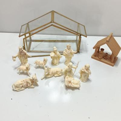 Glass barn with nativity set and plastic Michelangelo Sistine Chapel La Pieta LAPIETA