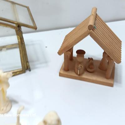 Glass barn with nativity set and plastic Michelangelo Sistine Chapel La Pieta LAPIETA