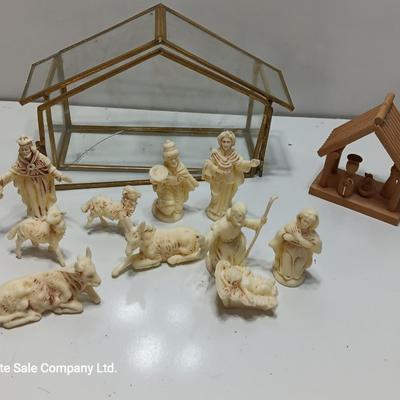Glass barn with nativity set and plastic Michelangelo Sistine Chapel La Pieta LAPIETA