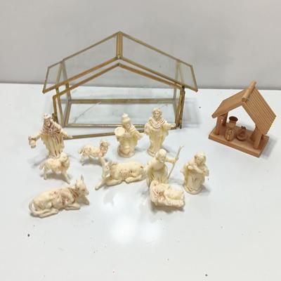 Glass barn with nativity set and plastic Michelangelo Sistine Chapel La Pieta LAPIETA