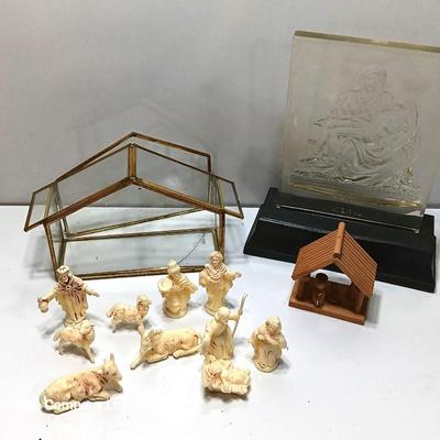 Glass barn with nativity set and plastic Michelangelo Sistine Chapel La Pieta LAPIETA