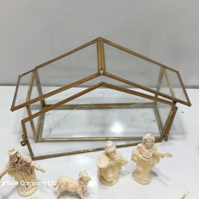Glass barn with nativity set and plastic Michelangelo Sistine Chapel La Pieta LAPIETA