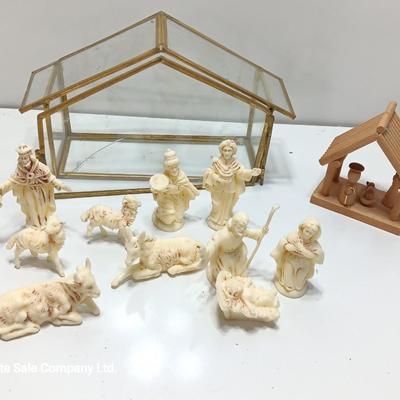 Glass barn with nativity set and plastic Michelangelo Sistine Chapel La Pieta LAPIETA