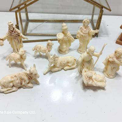 Glass barn with nativity set and plastic Michelangelo Sistine Chapel La Pieta LAPIETA