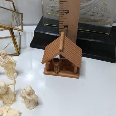 Glass barn with nativity set and plastic Michelangelo Sistine Chapel La Pieta LAPIETA