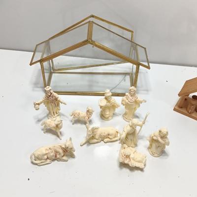 Glass barn with nativity set and plastic Michelangelo Sistine Chapel La Pieta LAPIETA