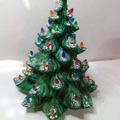 Working Atlantic Mold Ceramic tree with light up base 14"