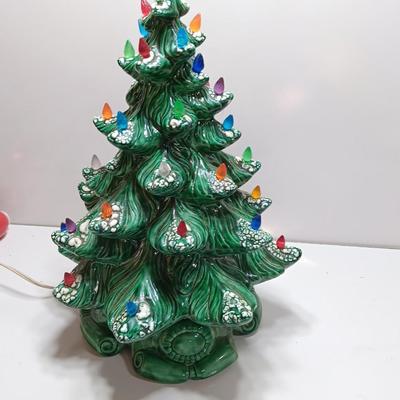 Working Atlantic Mold Ceramic tree with light up base 14"