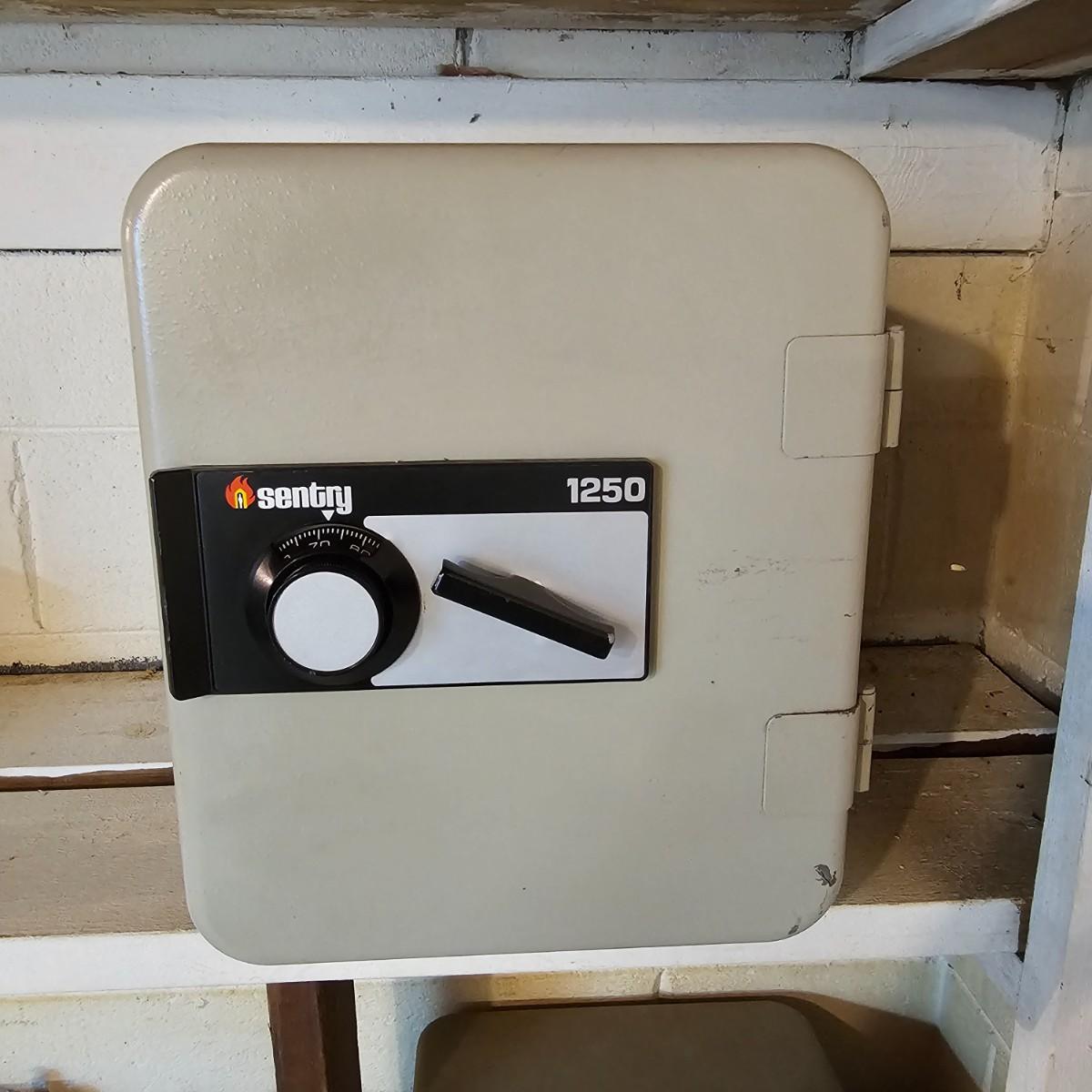 Sentry 1250 Combination Upright Safe (S1JS)
