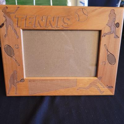 Assortment of Tennis Decor Items (DR-DW)