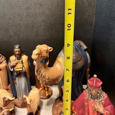 Vintage "Holland Mold" 32 Piece Nativity Set