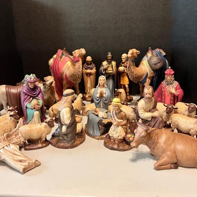 Vintage "Holland Mold" 32 Piece Nativity Set