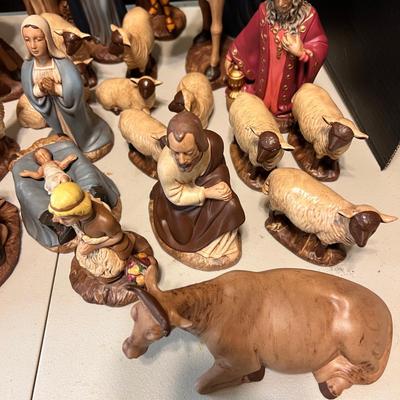 Vintage "Holland Mold" 32 Piece Nativity Set