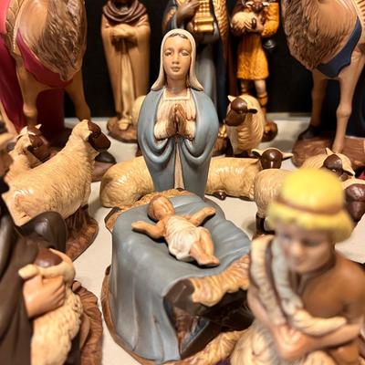 Vintage "Holland Mold" 32 Piece Nativity Set