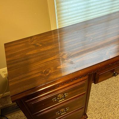 Classic Wood Desk - 4 Drawers