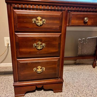 Classic Wood Desk - 4 Drawers