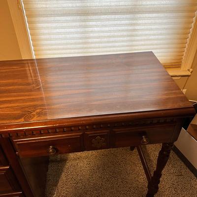 Classic Wood Desk - 4 Drawers