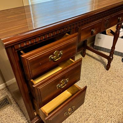 Classic Wood Desk - 4 Drawers