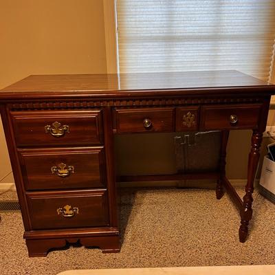 Classic Wood Desk - 4 Drawers