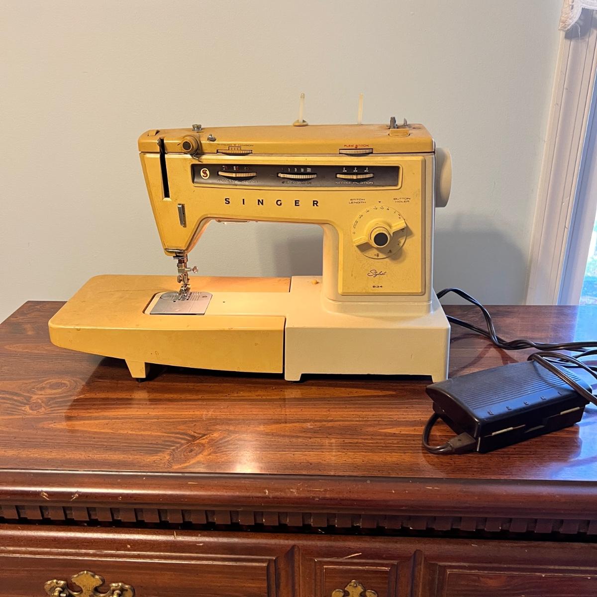 Vintage Singer Sewing Machine 6218