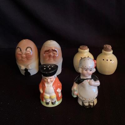 Large Collection of Antique Salt & Pepper Shakers (K-HS)