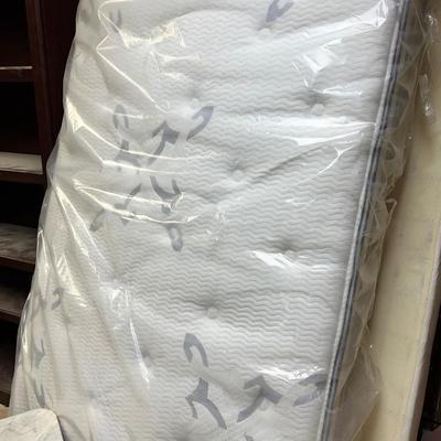New Simmons Beautyrest Recharge Classic Shakespeare Plush Twin Mattress