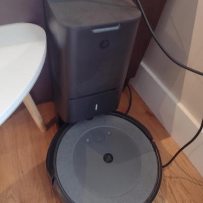 iRobot Roomba Autonomous Vacuum Cleaner with Extra Disposal Bags