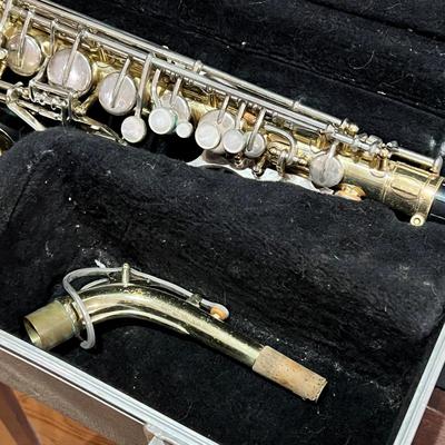 Bundy Saxophone w/3 Cases + New Mouthpiece