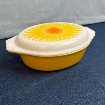 Lot 134 Vintage 2  1/2 Qt Yellow Pyrex Sunflower Daisy Casserole 045 With Lid