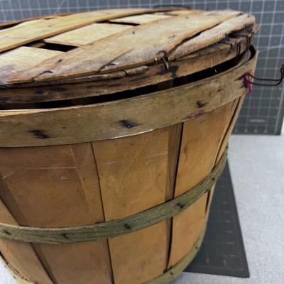 Bushell Basket with Lid. 
