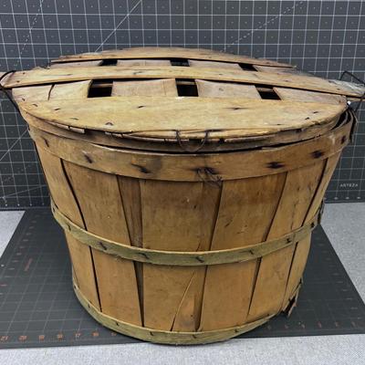 Bushell Basket with Lid. 