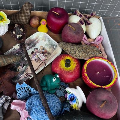 TRAY of Do Da's: Candle, Flower, Apple, Frog 