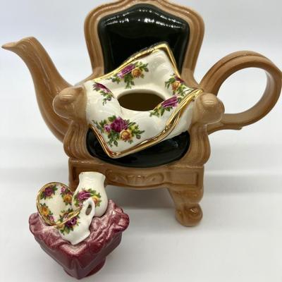 VINTAGE ROYAL ALBERT Teapot