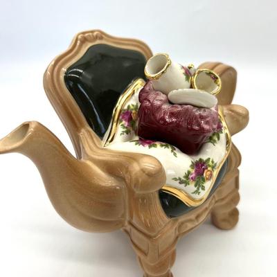 VINTAGE ROYAL ALBERT Teapot