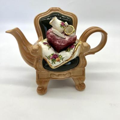 VINTAGE ROYAL ALBERT Teapot