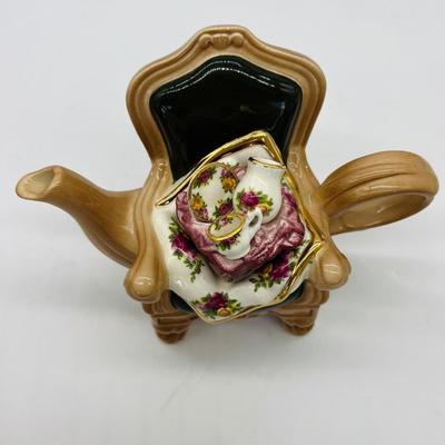 VINTAGE ROYAL ALBERT Teapot