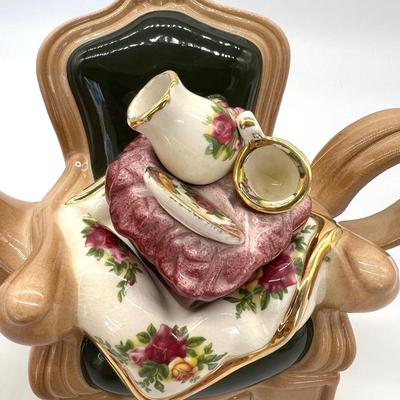 VINTAGE ROYAL ALBERT Teapot