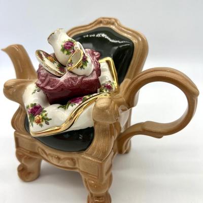 VINTAGE ROYAL ALBERT Teapot