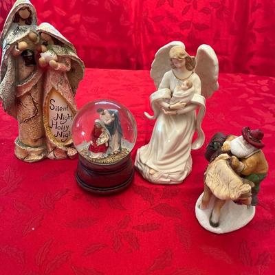 LC16- Christmas figurines & snow globe