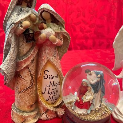 LC16- Christmas figurines & snow globe